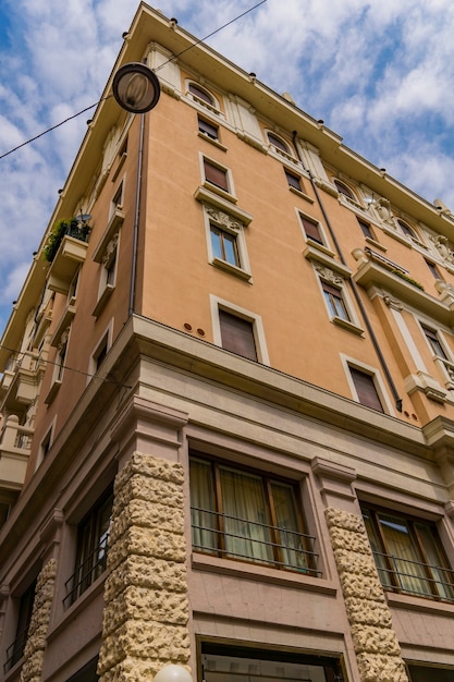 Ver en el antiguo edificio tradicional de Verona, Italia