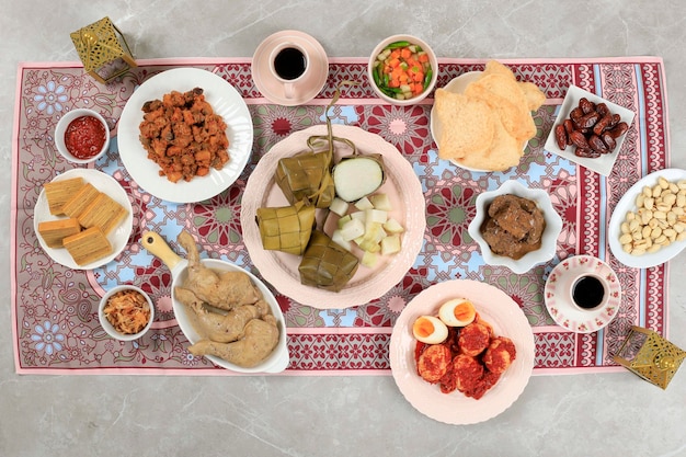 Ver arriba Menú de Ketupat Lebaran Plato de celebración indonesio de pastel de arroz