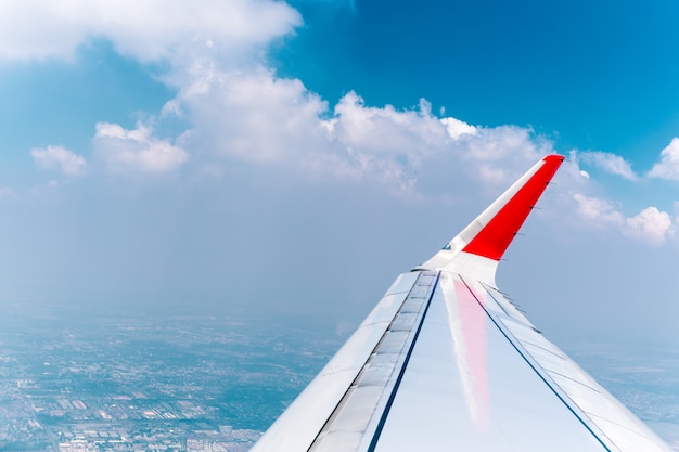 Ver através da janela do avião com a nuvem e o céu.