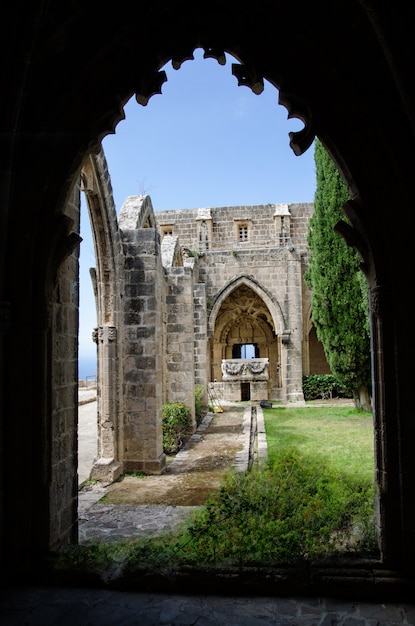 Foto ver através do arco na abadia de bellapais, no norte de chipre