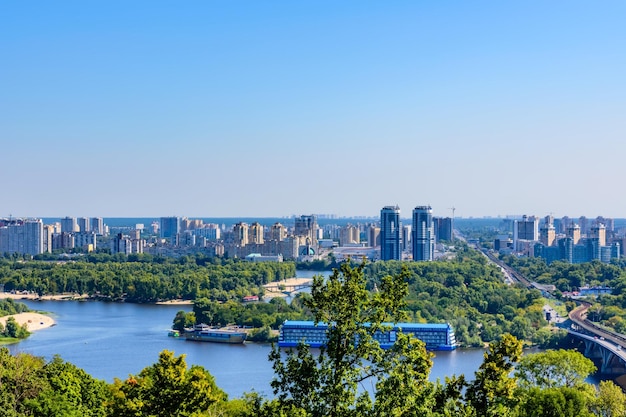 Ver en barrios residenciales en la orilla izquierda del río Dnieper en Kiev, Ucrania