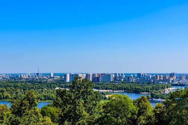 Ver en barrios residenciales en la orilla izquierda del río Dnieper en Kiev, Ucrania