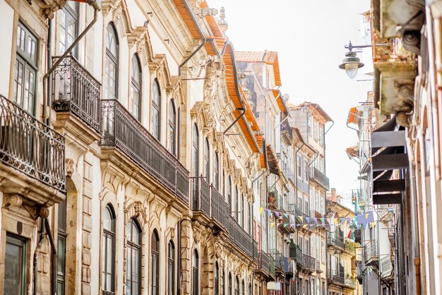 Ver en la calle estrecha con hermosos edificios antiguos en la ciudad de Oporto, Portugal