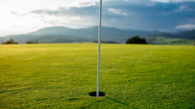 Ver en el campo de golf en las montañas