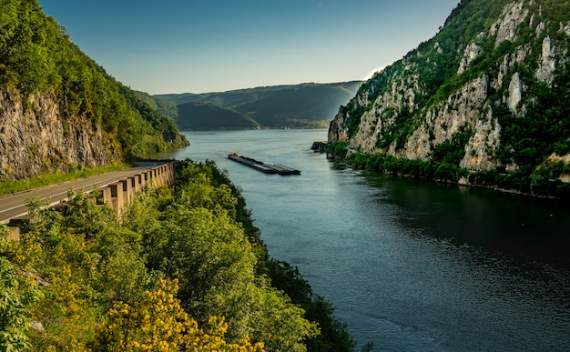 Ver en el carguero en el desfiladero del Danubio en Djerdap en la frontera serbio-rumana
