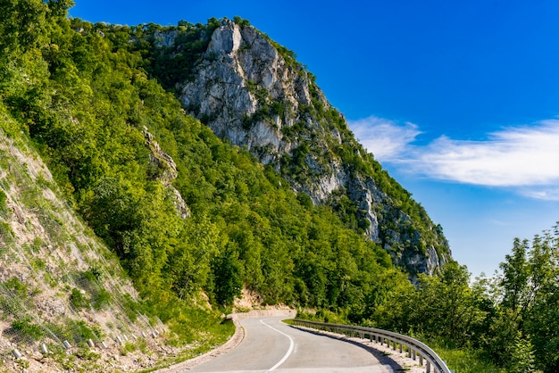 Ver en la carretera en el desfiladero del Danubio en Djerdap en la frontera serbio-rumana