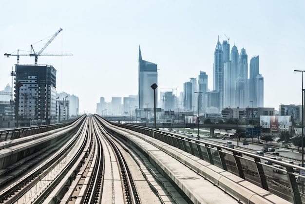 Ver en la carretera del metro en el centro de la ciudad de Dubai