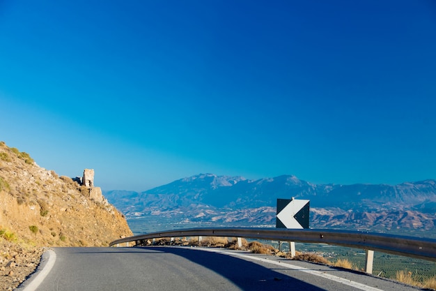 Ver en una carretera de montaña de campo