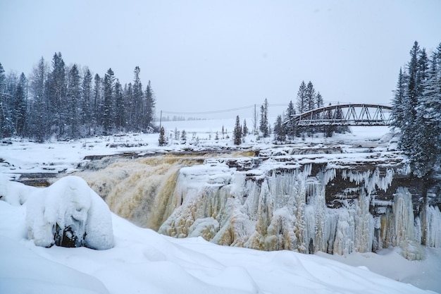 Ver en la cascada congelada de Chute-Aux-Galets en un día de invierno con nieve cerca de Saguenay, Quebec, Canadá