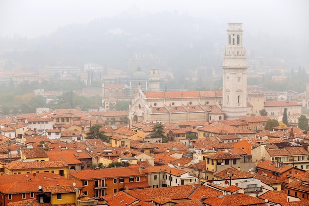 Ver en el casco antiguo de Verona en vista aérea, Italia. Niebla arriba en Verona. tejados rojos de una ciudad medieval en Italia