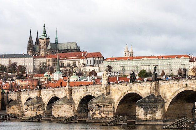 Ver en el Castillo de Praga desde el Puente de Carlos sobre el río Vltava en Praga, República Checa