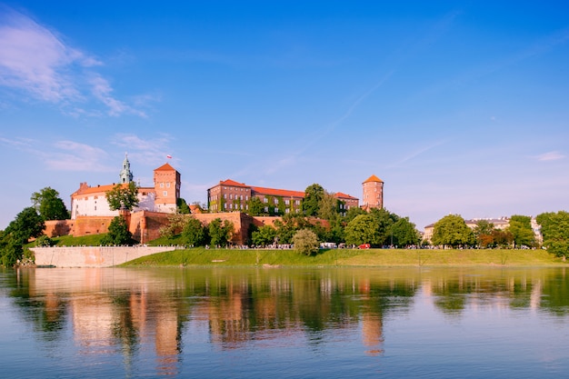 Ver en el castillo de Wawel en la ciudad de Cracovia (Cracovia), Polonia, reflejado en el río Vístula (Wisla) en un día soleado de verano