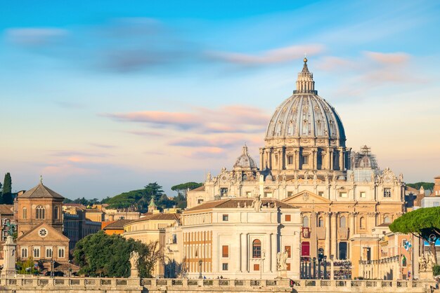 Ver en la catedral de San Pedro en Roma, Italia al atardecer