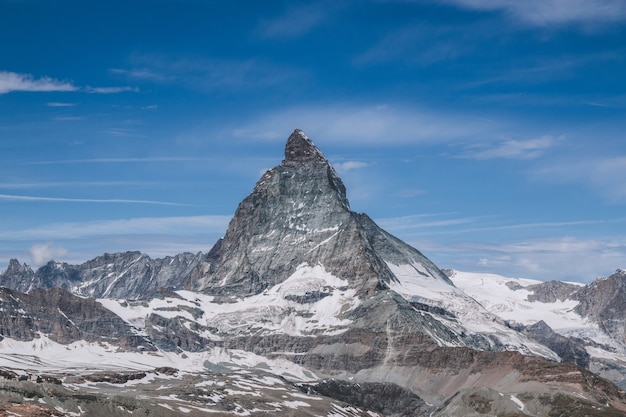 Ver de cerca la montaña Matterhorn, escena en el parque nacional de Zermatt, Suiza, Europa. Paisaje de verano, clima soleado, espectacular cielo azul y día soleado