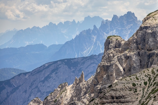 Ver cerca de los Tres Picos en los Dolomitas