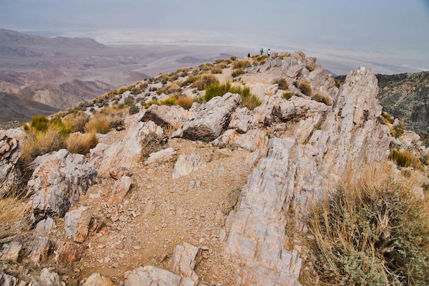 Ver en la cima de la montaña del Valle de la Muerte con rocas en el desierto