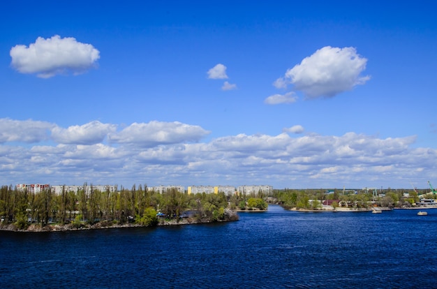 Ver en una ciudad Kremenchug y el río Dnieper