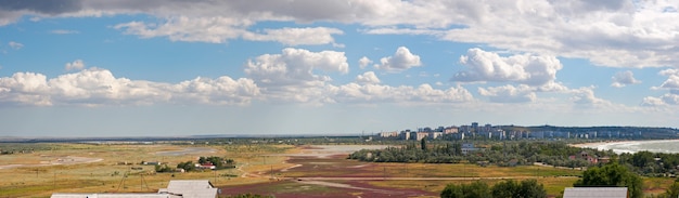 Ver en la ciudad de Scholkino (Crimea, Ucrania). Imagen compuesta de tres disparos.