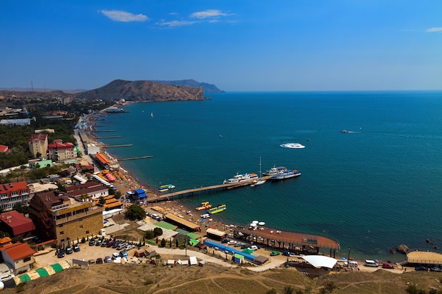 Ver en la ciudad sudak desde la fortaleza genovesa