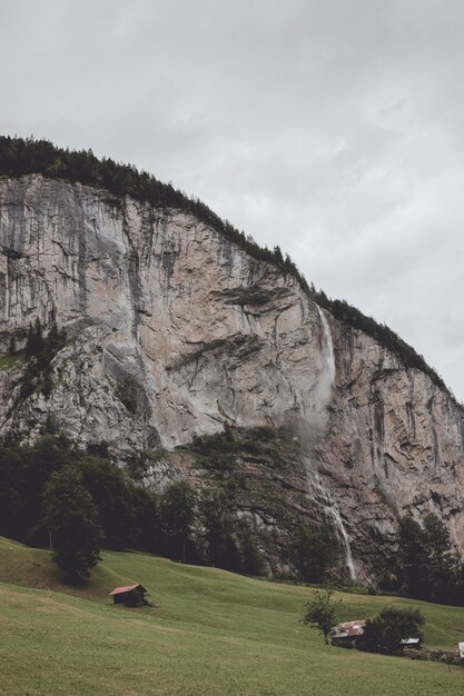 Ver closeup cascada Staubbach caída en las montañas, valle de cascadas en el parque nacional de Lauterbrunnen, Suiza, Europa. Paisaje de verano, clima soleado, espectacular cielo azul y día soleado