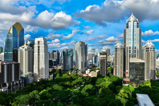 Ver comercial moderno edifício e condomínio no centro da cidade de Banguecoque, Tailândia