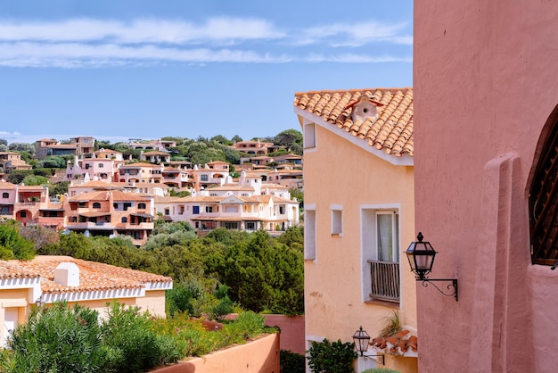 Ver en el complejo de casas residenciales. Edificio de apartamentos. Arquitectura casera costera en la ciudad turística de lujo de Porto Cervo en la isla de Cerdeña en Italia en verano. Opinión sobre la ciudad sarda en Cerdeña.