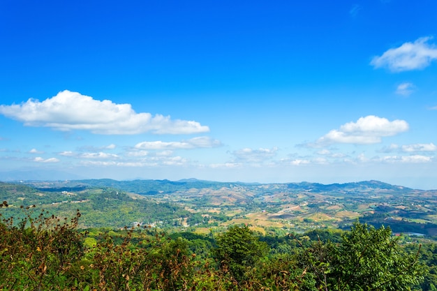 ver cordillera en el sendero natural en el Parque Nacional Khao Kho en Phetchabun, Tailandia,