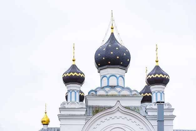 Ver con las cúpulas de una iglesia ortodoxa contra el cielo