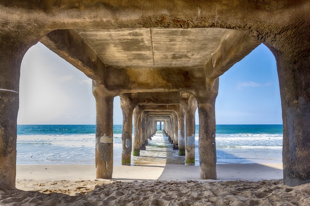 Ver debajo del muelle en Manhattan Beach, California