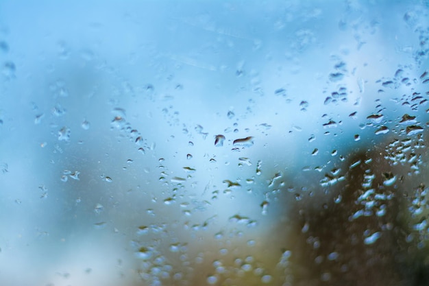 Ver detrás de un cristal mojado por la lluvia