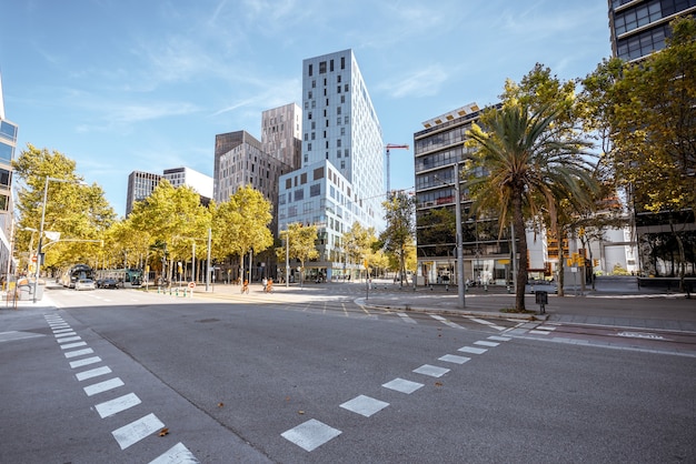 Ver en el distrito financiero con modernos rascacielos en la ciudad de Barcelona