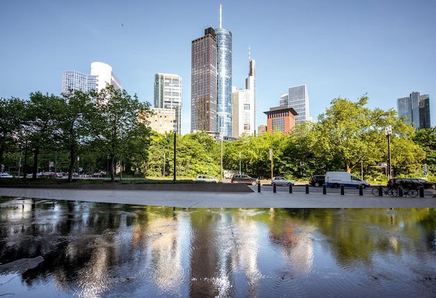 Ver en el distrito financiero con reflejo en la ciudad de Frankfurt, Alemania