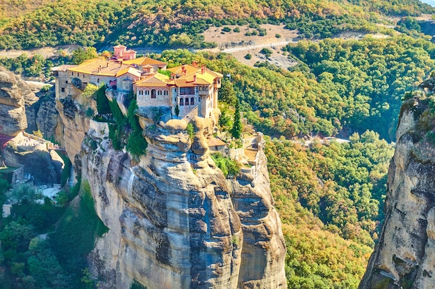 Ver do mosteiro de varlaam em meteora, grécia. paisagem grega