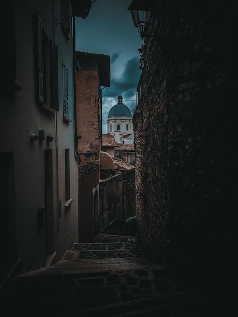 Ver en el duomo de brescia desde una pequeña calle