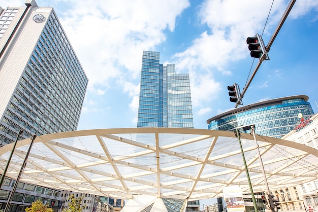 Ver en los edificios modernos de la plaza Rogier en Bruselas, Bélgica