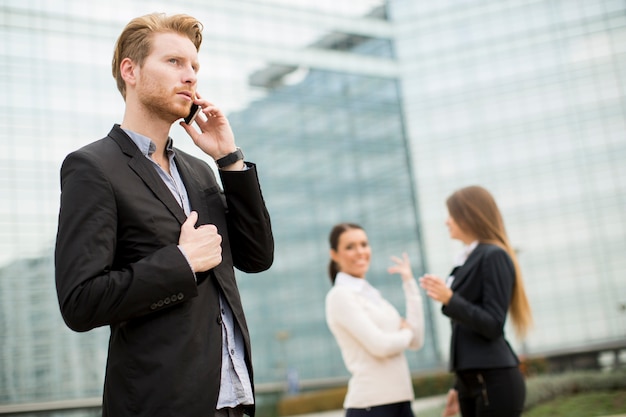 Ver em jovens empresários ao ar livre