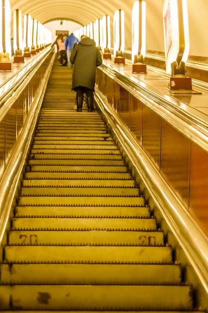 Ver en escalera mecánica en el metro. Subiendo escalera