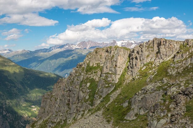 Ver la escena de las montañas de cerca, ruta del gran glaciar Aletsch en el parque nacional de Suiza, Europa. Paisaje de verano, clima soleado, cielo azul y día soleado