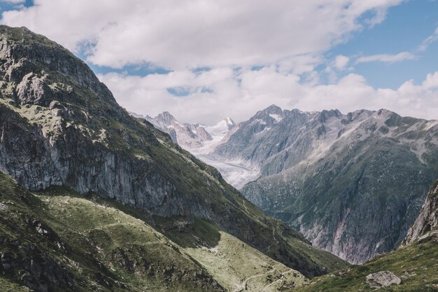 Ver la escena de las montañas de cerca, ruta del gran glaciar Aletsch en el parque nacional de Suiza, Europa. Paisaje de verano, clima soleado, cielo azul y día soleado