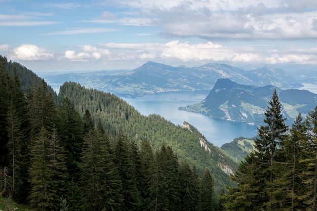 Ver la escena de las montañas desde la cima Pilatus Kulm en el parque nacional de Lucerna, Suiza, Europa. Paisaje de verano, clima soleado, cielo espectacular y día soleado
