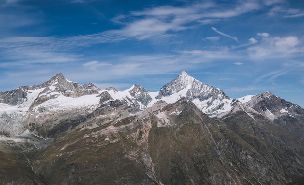 Ver escenas de montañas de cerca en el parque nacional de Zermatt, Suiza, Europa. Paisaje de verano, clima soleado, espectacular cielo azul y día soleado