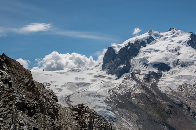Ver escenas de montañas de cerca en el parque nacional de Zermatt, Suiza, Europa. Paisaje de verano, clima soleado, espectacular cielo azul y día soleado