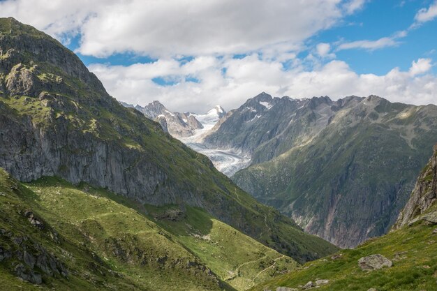 Ver escenas de montañas de cerca, ruta del gran glaciar Aletsch en el parque nacional de Suiza, Europa. Paisaje de verano, cielo azul y día soleado.