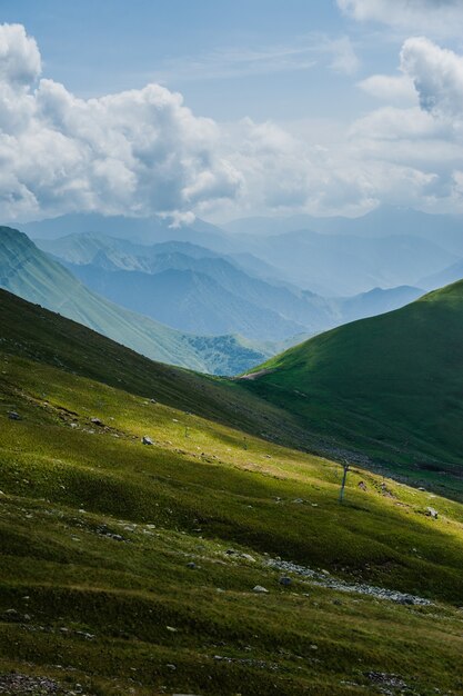 Ver en la estación de esquí de Gudauri en verano. República de Georgia.