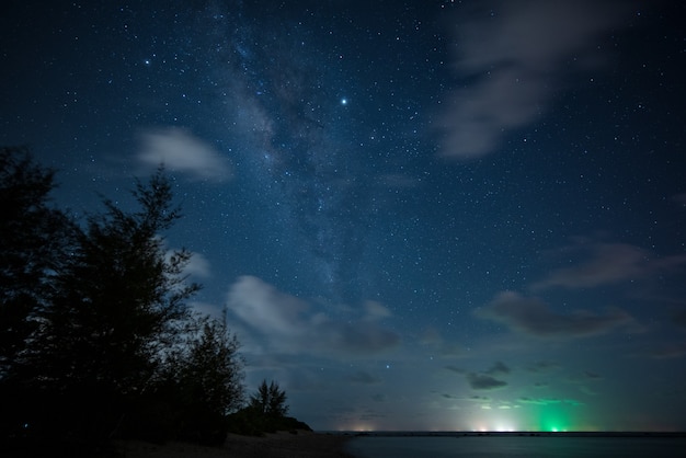 ver foto espacial del universo de la galaxia de la Vía Láctea con estrellas en el cielo nocturno