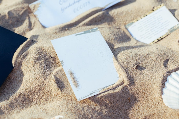 Ver foto de una hoja de papel vacía para su texto conchas marinas sobre fondo de arena