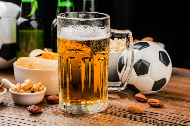 Foto ver futbol en vivo preparar cerveza y botanas