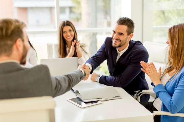 Ver en la gente de negocios dándose la mano, terminando una reunión