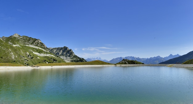 Ver en un hermoso lago en la montaña bajo el cielo azul en un parque natural alpino europeo