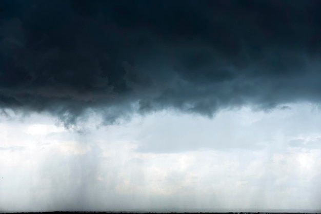 Ver imágenes de nubes de lluvia sobre el mar océano Nubes negras en días de mal tiempo naturaleza ver Apocalipsis Tormenta Gran carga oscuras nubes de lluvia sombrías